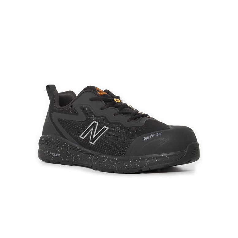 Der New Balance Logic Sicherheitsschuh für Herren in der Farbe Schwarz/Orange von vorne.